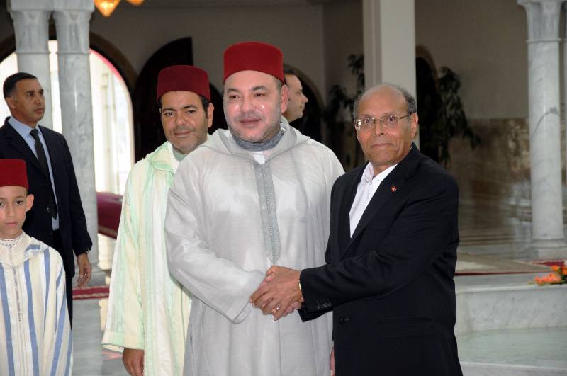  Tunisia's President Moncef Marzouki (1st R) welcomes visiting King of Morocco, Sidi Mohammed (Mohammed VI) (2nd R) in Tunis, Tunisia