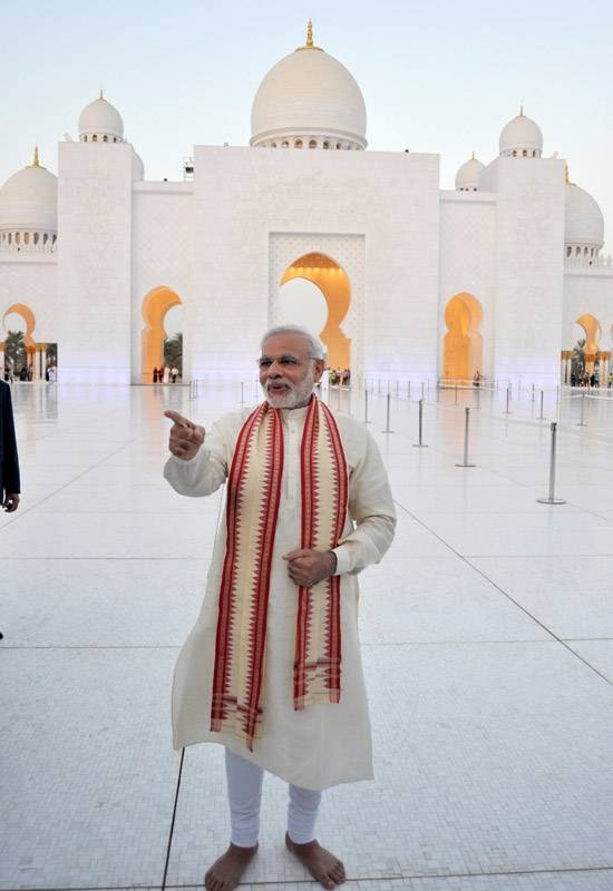 Prime Minister Narendra Modi visits the Shiekh Zayed Grand Mosque, at Abu Dhabi, UAE
