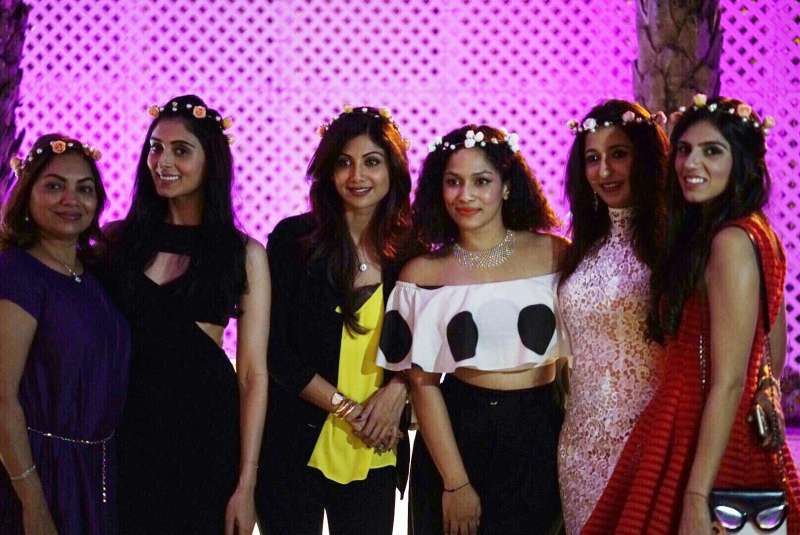 Masaba Gupta with Shilpa Shetty Kundra, Pernia Qureshi, Nishka Lulla and friends