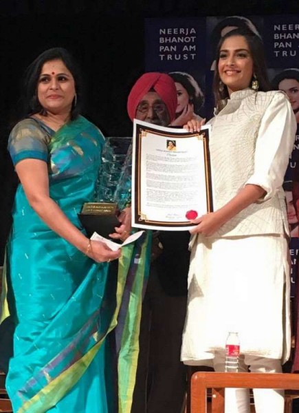 Martyr-Lt-CL-Vasanth's-wife-Suhasini-Vasanth-received-the-award.