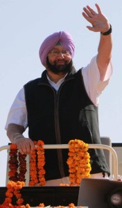 Bhawanigarh: Punjab Congress chief  Captain Amarinder Singh during a roadshow ahead of the upcoming Punjab assembly election in Bhawanigarh near Sangrur of Punjab on Nov 27, 2016. (Photo: IANS)
