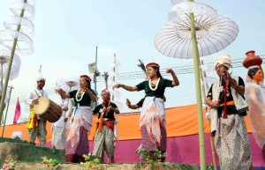Artists rehearse for Republic Day Parade on the Manipur's tableau in New Delhi (Photo: Bidesh Manna/IANS)