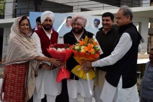 State Congress Chief Amarinder Singh being welcomed by AICC general secretary in-charge of Punjab affairs, Asha Kumari, Ashok Gehlot and Harish Chaudhary during Congress Legislative Party meet in Chandigarh (Photo: IANS)