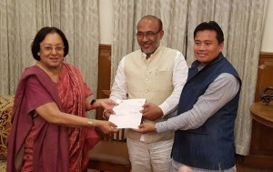 Manipur Governor Najma Heptulla hands over the invitation letter to BJP leader Nongthombam Biren Singh to form the Goverment of Manipur at Raj Bhavan in Imphal (Photo: IANS)