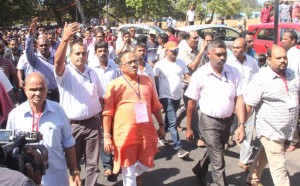 Goa Chief Minister Laxmikant Parsekar walks out of the counting center after his defeat against Congress candidate Dayanand Raghunath Sopte during the Assembly Election in Panaji (Photo: IANS)