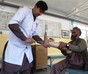 (160418) -- KABUL, April 18, 2016 (Xinhua) -- An Afghan doctor checks the prosthetic leg of a disabled man at the Orthopedic Center of the International Committee of the Red Cross (ICRC) in Kabul, capital of Afghanistan, April 18, 2016. The ICRC Orthopedic Center in Kabul, offers artificial limbs and rehabilitation training for the disabled war victims, as only in first quarter of the year according to UN mission some 600 civilians were killed and hundreds others wounded due to conflicts and war in the country. (Xinhua/Rahmat Alizadah) ****Authorized by ytfs****