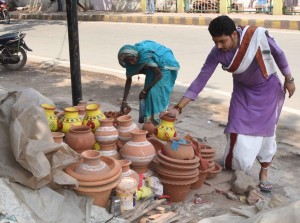 Patna: A man purchases earthen pots from a street-side market ahead of Chaitra Navratri celebrations, during complete lockdown imposed to contain the spread of COVID-19, in Patna on March 24, 2020. (Photo: IANS)
