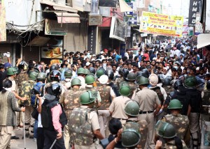 New Delhi: Delhi Police and CRPF personnel stop protesers from re-assembling after the protest site at Delhi's Shaheen Bagh was cleared in view of the complete lockdown in the national capital to thwart the COVID-19 spread, on March 24, 2020. (Photo: IANS)