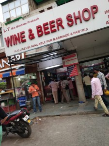 New Delhi: Heavy rush outside a liquor outlet after the polling ended for Delhi's seven Lok Sabha seats. (Photo: IANS)