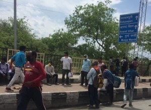 Migrant workers, labourers stuck at Delhi/Uttar Pradesh border near Anand Vihar