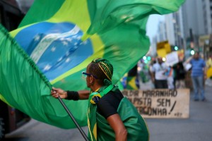 (160510) -- SAO PAULO, May 10, 2016 (Xinhua) -- A man waves a Brazilian flag during a protest against the lower house's decision to nullify the chamber's vote on impeachment against President Dilma Rousseff, in Sao Paulo, Brazil, on May 9, 2016. Brazil's lower house on Monday announced a decision to nullify the chamber's vote on impeachment against President Dilma Rousseff, while the Senate decided to move forward and vote on the process on Wednesday as planned. (Xinhua/Rahel Patrasso)