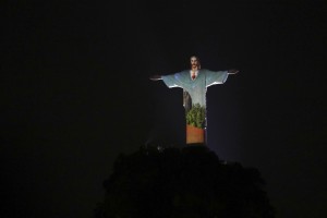 RIO DE JANEIRO, Aug. 5, 2016 (Xinhua) -- The statue of Christ the Redeemer is illuminated during the opening ceremony of the 2016 Rio Olympic Games in Rio de Janeiro, Brazil, Aug. 5, 2016. (Xinhua/IANS)