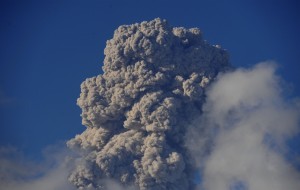 (180705) -- BALI, July 5, 2018 (Xinhua) -- Mount Agung volcano erupts in Indonesia's Bali island, July 5, 2018. (Xinhua/Zulkarnain) (jmmn)