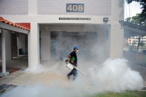 (160901) -- SINGAPORE, Sept. 1, 2016 (Xinhua) -- A worker sprays insecticide at a residential area in Singapore, Sept. 1, 2016. Singapore reported the first case of pregnant woman with Zika virus infection, among 24 newly reported cases of locally transmitted Zika virus, the country's Health Ministry said on Wednesday. (Xinhua/Then Chih Wey) (axy)