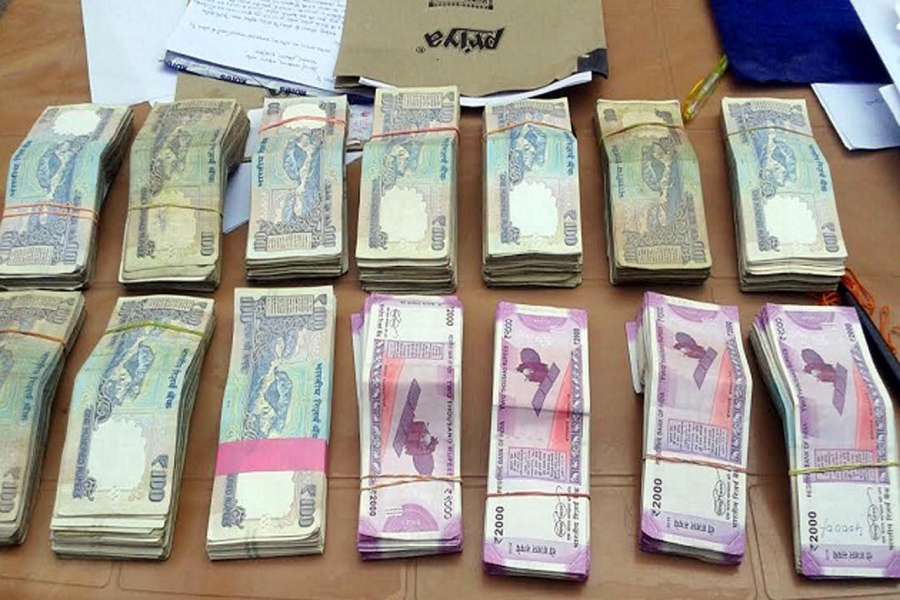 Chatra: Police presents before press Rs 7 lakhs new currency notes of Rs 2000 and Rs 100 denomination seized at Chatra district of Jharkhand on Dec 20, 2016. (Photo: IANS)