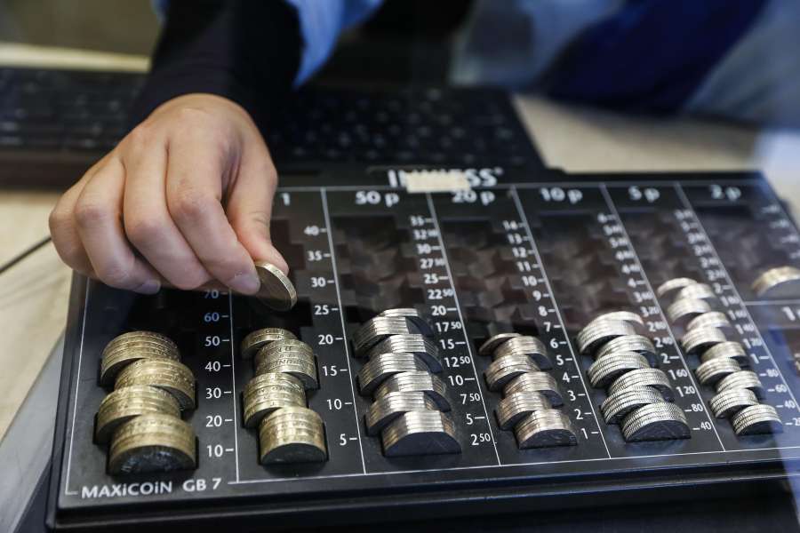 LONDON, Oct. 8, 2016 (Xinhua) -- A cashier counts pound coins in a money change bureau in central London, Britain, on Oct. 8, 2016. The Bank of England (BOE) Friday asked the Bank for International Settlements (BIS) to investigate the flash crash in sterling that took place during trading on Friday. (Xinhua/Han Yan/IANS) (djj)