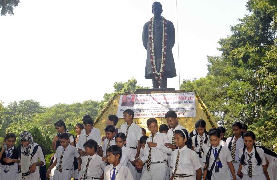 Kolkata: School students pays tribute to Pandit Jawaharlal Nehru to commemorate his birth anniversary in Kolkata on Nov. 14, 2016. (Photo: IANS)