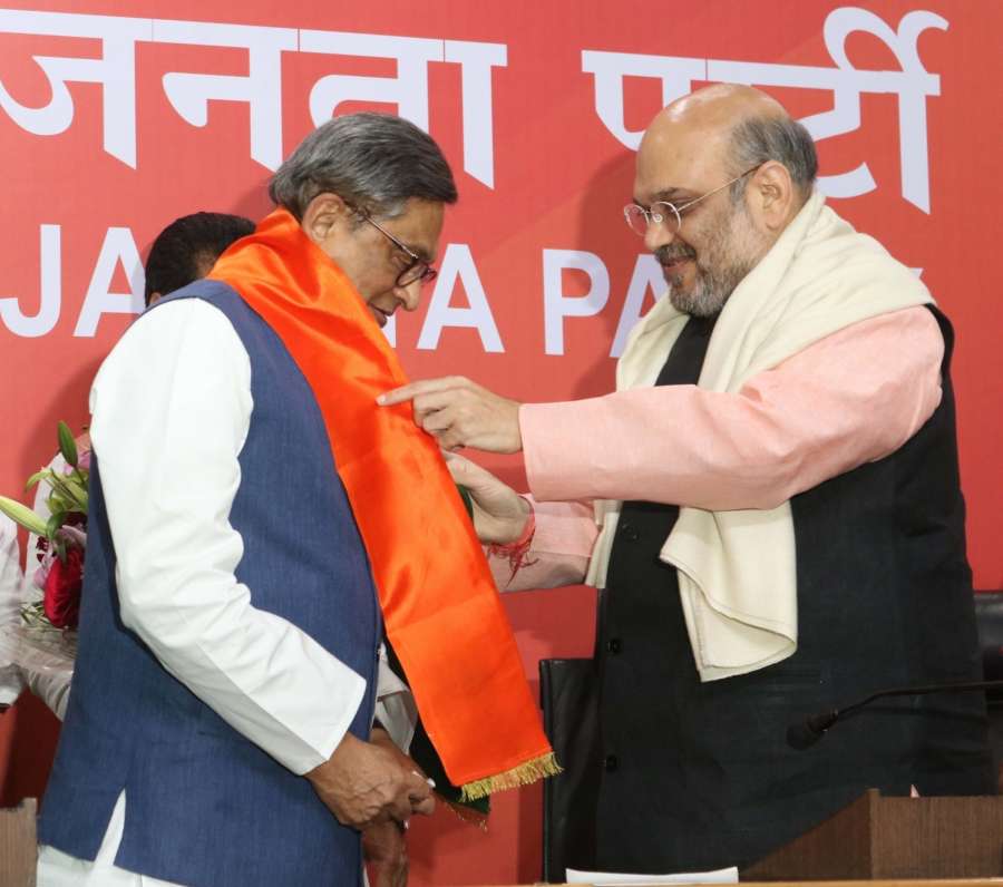 New Delhi: Congress leader and former Karnataka Chief Minister SM Krishna joins BJP in the presence of BJP Chief president Amit Shah in New Delhi on March 22, 2017. (Photo: IANS) by . 