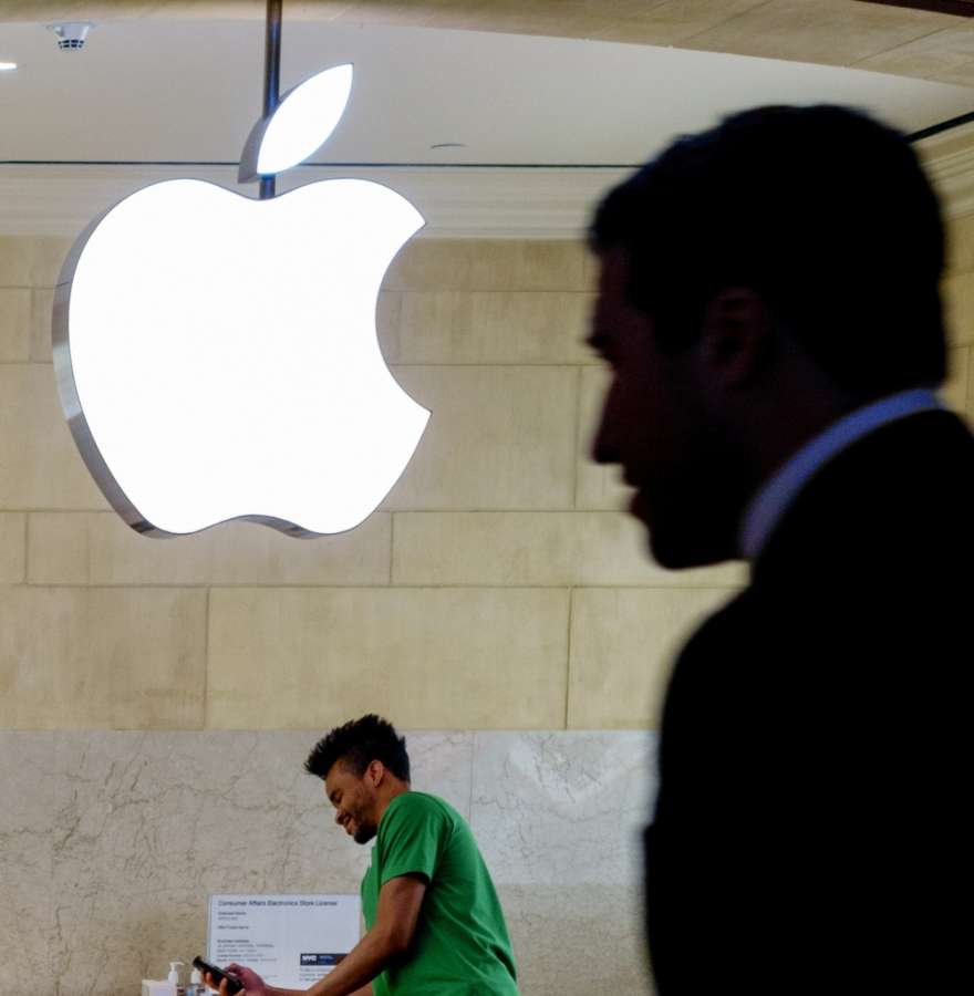 NEW YORK, April 28, 2016 (Xinhua) -- A man walks into the Apple store at the Grand Central Terminal in New York, United States, April 28, 2016. Apple Inc. on Tuesday released fiscal results for the second quarter of 2016, which showed the first year-over- by . 
