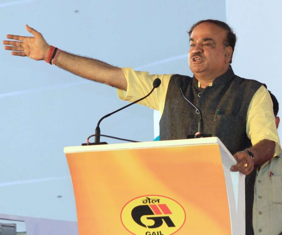 Bengaluru: Union Chemical and Fertilizer Minister Ananth Kumar addresses during a programme organised to launch Bengaluru City Gas Distribution Project, CNG Gas Station and Pradhan Mantri Ujjwala Yojana in Bengaluru on June 18, 2017. (Photo: IANS) by . 