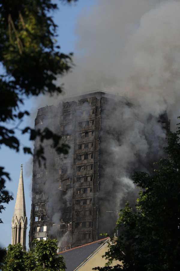 LONDON, June 14, 2017 (Xinhua) -- An apartment building is engulfed by a massive fire in western London, Britain, June 14, 2017. A massive fire engulfed a 27-story apartment building in western London early Wednesday three hours after police received the first report of the blaze. (Xinhua/Han Yan/IANS) by . 