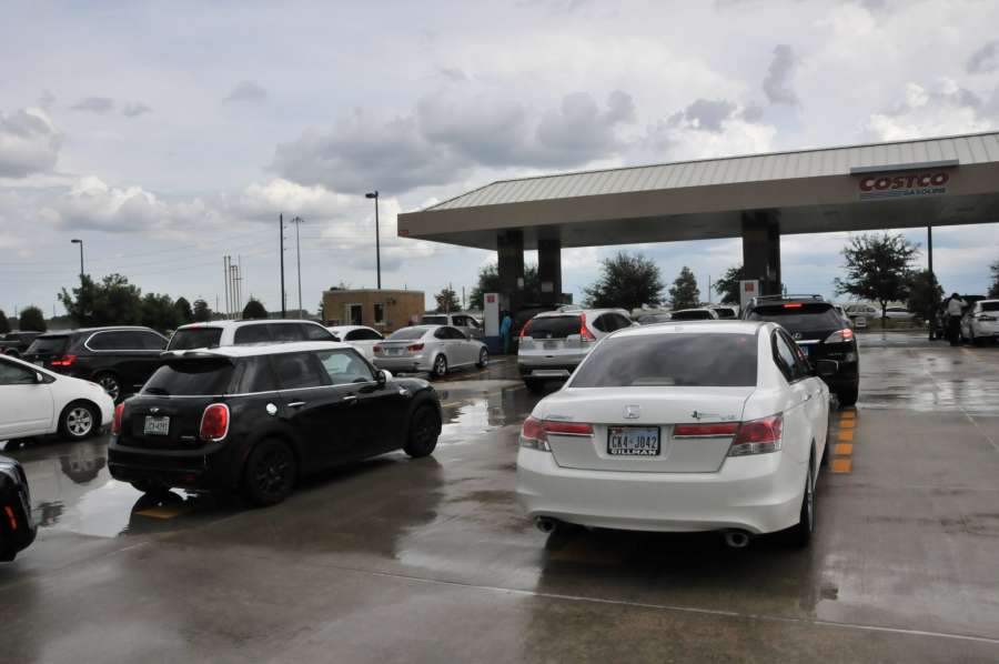 TEXAS, Aug. 25, 2017 (Xinhua) -- People line up to fill in gas in a service station in Houston, the United States, on Aug. 24, 2017. The populations in the southern part of Texas are preparing for significant impacts from Hurricane Harvey as it is expected to make landfall as a Category 3 Hurricane from the Gulf of Mexico on Friday. (Xinhua/Liu Liwei/IANS) by .