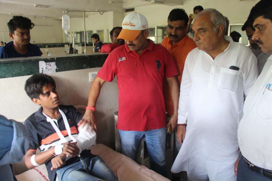 Gurugram: Former Haryana Chief Minister Bhupinder Singh Hooda meets the vicitms who were injured after police lathi charge them while they were protesting outside Ryan International School over death of 7-year-old Pradyuman in Gurugram on Sept 10, 2017. (Photo: IANS) by .