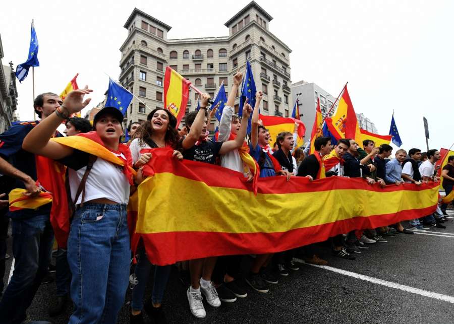 BARCELONA, Oct. 1, 2017 (Xinhua) -- People take to the streets to defend Spain's unity, its constitution and protest against the independence referendum set to be held on Sunday which has been declared illegal by Spain's Constitutional Court, in Barcelona, Spain, on Sept. 30, 2017. (Xinhua/Guo Qiuda/IANS) by .