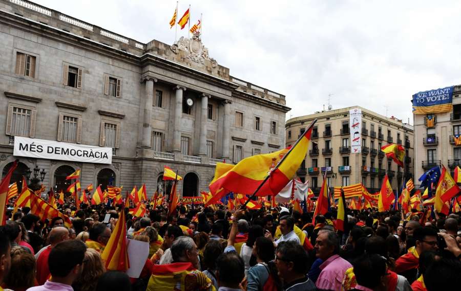 BARCELONA, Oct. 1, 2017 (Xinhua) -- People take to the streets to defend Spain's unity, its constitution and protest against the independence referendum set to be held on Sunday which has been declared illegal by Spain's Constitutional Court, in Barcelona, Spain, on Sept. 30, 2017. (Xinhua/Guo Qiuda/IANS) by .