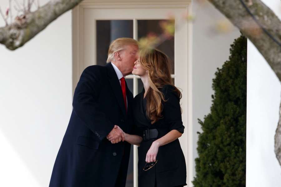 WASHINGTON, March 29, 2018 (Xinhua) -- U.S. President Donald Trump (L) kisses outgoing White House Communications Director Hope Hicks on the West Wing Colonnade before departing from the White House in Washington D.C., the United States, on March 29, 2018. (Xinhua/Ting Shen/IANS) by . 