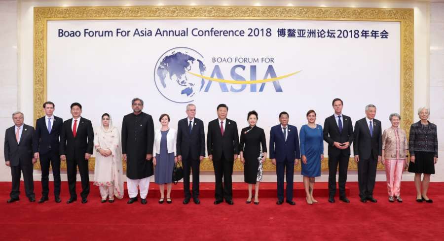 BOAO, April 10, 2018 (Xinhua) -- Chinese President Xi Jinping (C) and his wife Peng Liyuan (7th R) pose for a group photo with foreign guests attending the Boao Forum for Asia Annual Conference 2018 in Boao, south China's Hainan Province, April 10, 2018. (Xinhua/Xie Huanchi/IANS) by . 
