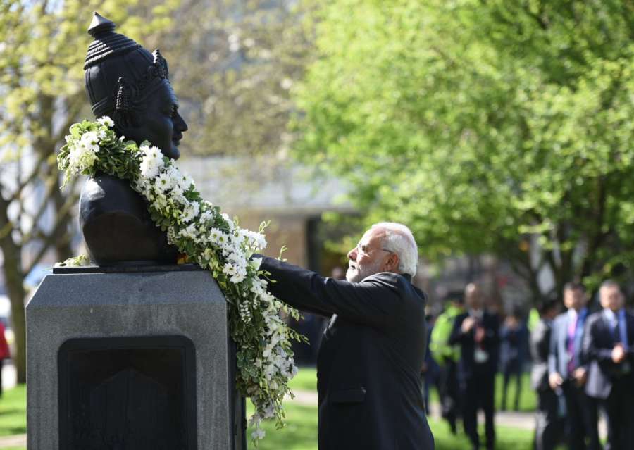 London: Prime Minister Narendra Modi pays tributes at the Basaveshwara statue, in London on April 18, 2018. (Photo: IANS/PIB) by . 