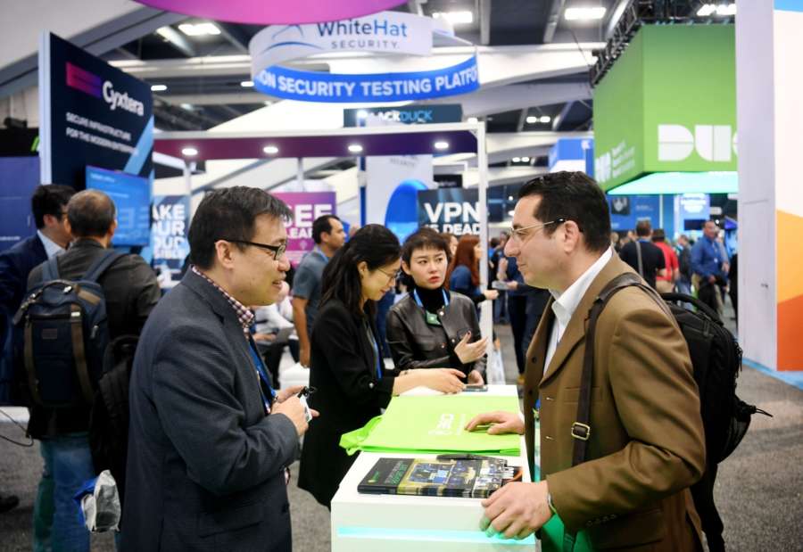 SAN FRANCISCO, April 18, 2018 (Xinhua) -- A visitor (R) chats with an expert during the RSA cyber security conference in San Francisco, the United States, on April 17, 2018. The RSA cyber security conference kicked off here on Monday. (Xinhua/Wu Xiaoling/IANS) by . 