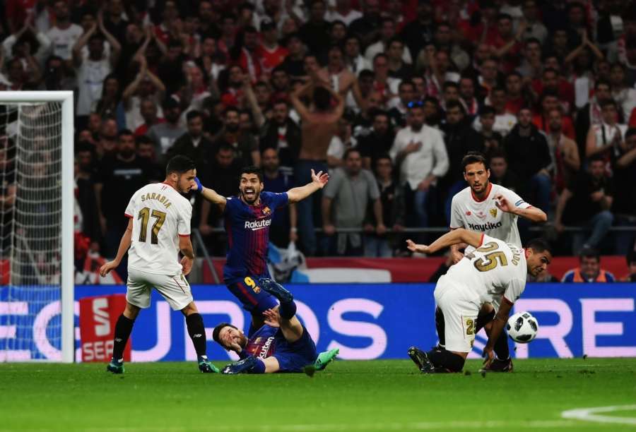 MADRID, April 22, 2018 (Xinhua) -- FC Barcelona's Luis Suarez (2nd L) complains a foul to the referee after Lionel Messi (Bottom) falls down during the Spanish King's Cup final match between FC Barcelona and Sevilla in Madrid, Spain, on April 21, 2018. FC Barcelona claimed the title by defeating Sevilla with 5-0. (Xinhua/Guo Qiuda/IANS) by . 