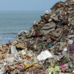 A heap of garbage, primarily plastic waste, lines a beach in Mumbai in Maharashtra, one of the states where a plastic ban has recently been introduced. (Photo Credit: Kartik Chandramouli/Mongabay) by . 
