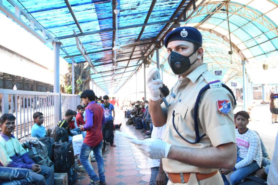 Mumbai: Thousands of migrant workers try to rush home to various states like UP, Bihar, Odisha, Jharkhand, Chhattisgarh, etc, in view of the growing number of coronavirus (Covid-19) cases, and are guided by Railway Protection Force staff at Chhatrapati Shivaji Maharaj Terminus, in Mumbai March 21, 2020. The total number of coronavirus cases in Maharashtra shoot up to 63 on Saturday, with 11 new cases detected overnight among several foreign-returned persons. (Photo: IANS) by . 