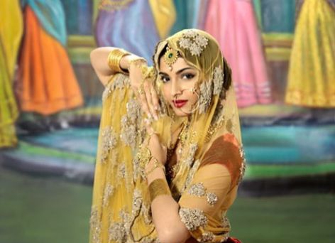 Sonam Kapoor channels her inner Madhubala in new pic. by . 