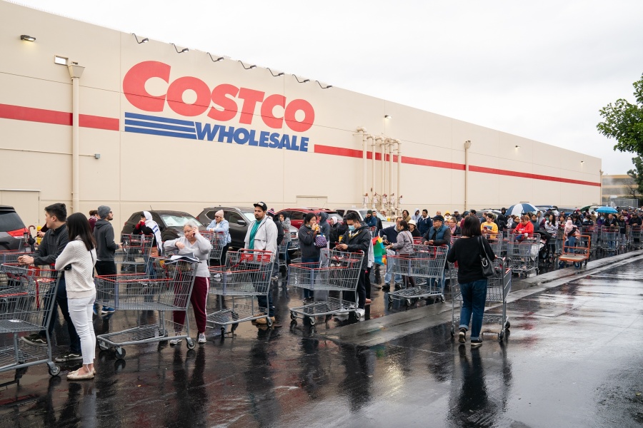 LOS ANGELES, March 15, 2020 (Xinhua) -- Local residents wait in lines outside a Costco supermarket in Los Angeles, the United States, March 14, 2020. U.S. President Donald Trump on Friday declared a national emergency to open up 50 billion U.S. dollars in federal aid to help combat the spread of COVID-19 across the country. (Photo by Qian Weizhong/Xinhua/IANS) by . 