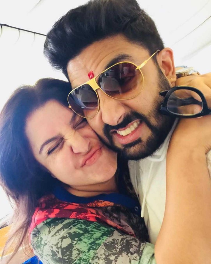Abhishek gives 1 lakh to Farah Khan's daughter's bid to save strays. by . 