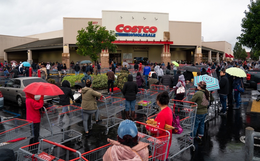 LOS ANGELES, March 15, 2020 (Xinhua) -- Local residents wait in lines outside a Costco supermarket in Los Angeles, the United States, March 14, 2020. U.S. President Donald Trump on Friday declared a national emergency to open up 50 billion U.S. dollars in federal aid to help combat the spread of COVID-19 across the country. (Photo by Qian Weizhong/Xinhua/IANS) by .