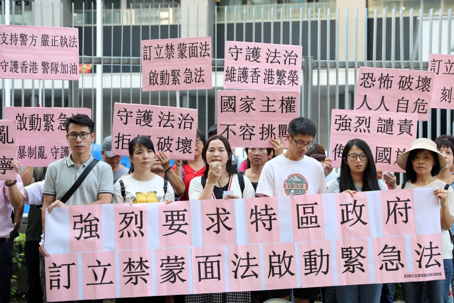HONG KONG, Oct. 4, 2019 (Xinhua) -- A civil group petitions for establishing the anti-mask law outside the Hong Kong Special Administrative Region government headquarters in Hong Kong, south China, Oct. 3, 2019. TO GO WITH "Advocates call for anti-mask law in unrest-hit Hong Kong" (Xinhua/Wu Xiaochu/IANS) by . 