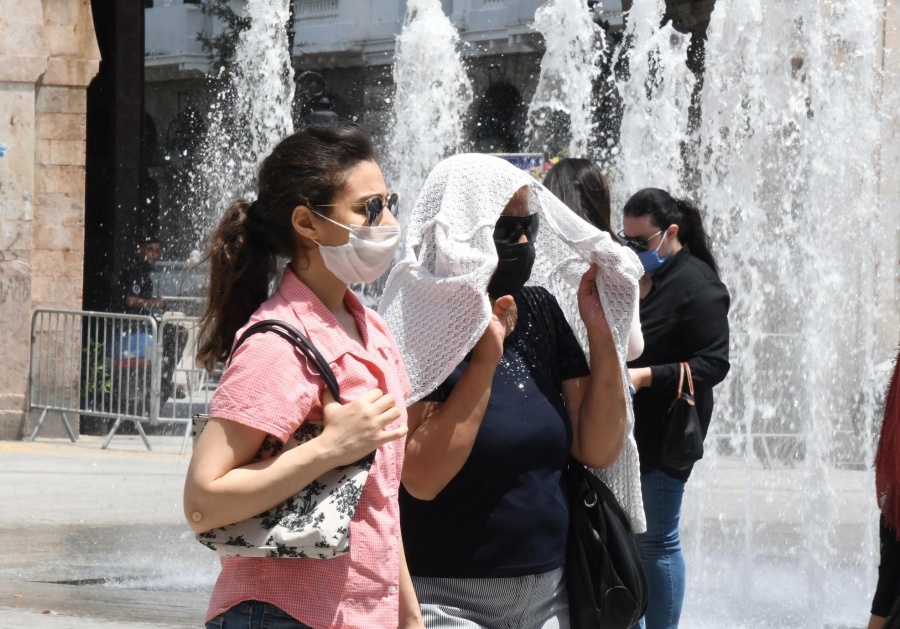 TUNIS, June 3, 2020 (Xinhua) -- People wearing face masks are seen on a street in Tunis, Tunisia, on June 3, 2020. Lobna Jribi, Tunisian minister in charge of major national projects, announced on Wednesday the main lines of the third phase of the national strategy for partially lifting the coronavirus lockdown. "From June 4, work will resume at 100 percent capacity in public administrations and in the other sectors of activity," Jribi said at a press briefing at the government's headquarters in Tunis. As of Wednesday, Tunisia has reported one imported COVID-19 case, bringing the total number of cases to 1,087. (Photo by Adel Ezzine/Xinhua/IANS) by . 
