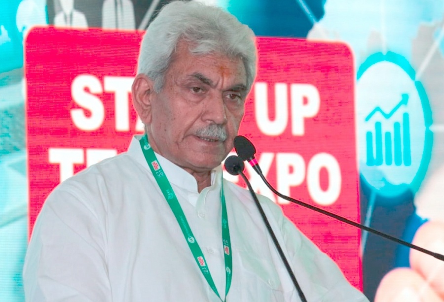 Bengaluru: Union Communication Minister Manoj Sinha addresses at the valedictory session of 'ICT & IoT Startup Tech Expo 2018' at ITI Bangalore in Bengaluru on Sept 2, 2018. (Photo: IANS) by . 
