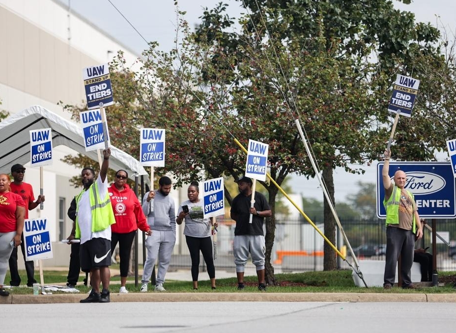 UAW, Mack Trucks Reach Tentative Deal to Avoid Strike