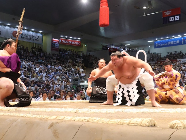 Sumo wrestling returns to London after 34 years  