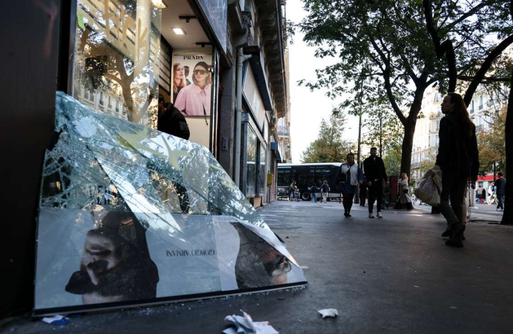 Paris: People walk past a shop damaged during a protest in Paris, France, Oct. 18, 2026. French President Emmanuel Macron on Sunday vowed legal action against those responsible for violence during protests across the country on Saturday. (Xinhua via IANS)