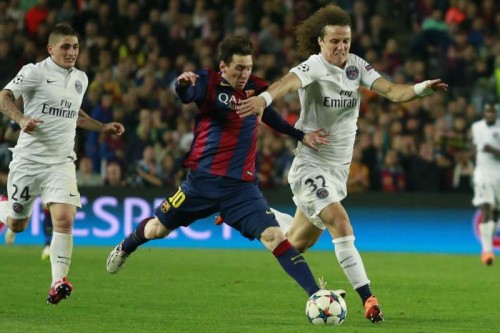 Barcelona's Lionel Messi (C) vies for a ball with Paris Saint-Germain's David Luiz (R) during their UEFA Champions League quarter-finals second leg match in Barcelona, Spain, April 21, 2015. Barcelona won 2:0 and entered the semi-finals with 5:1 on aggregate