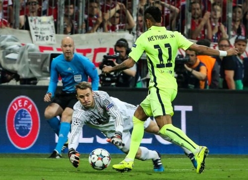 Bayern Munich's Manuel Neuer (C) blocks as Barcelona's Neymar (R) takes a shot during the UEFA Champions League semi-final second leg match between Barcelona and Bayern Munich, in Munich, Germany, on May 12, 2015. Bayern Munich won the match 3-2 but Barcelona qualified for the final with a total score 5-3.