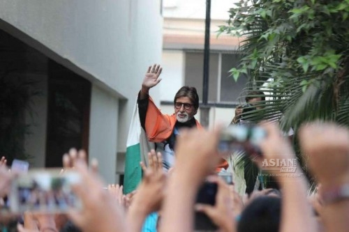 Actor Amitabh Bachchan along with Indian fans at home