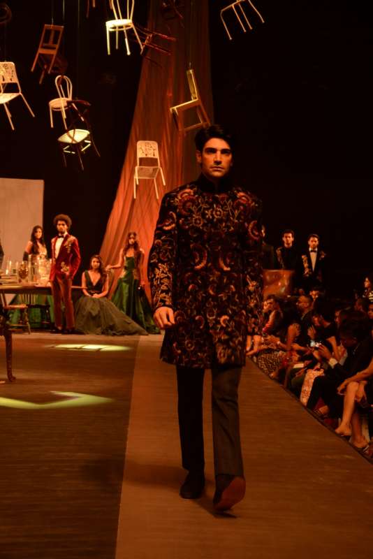 Model in Manish Malhotra's collec tion at LFW Winter Festive'15